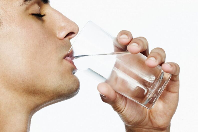 एक आदमी प्रति सप्ताह वजन घटाने के लिए 7 किलो पानी पीता है