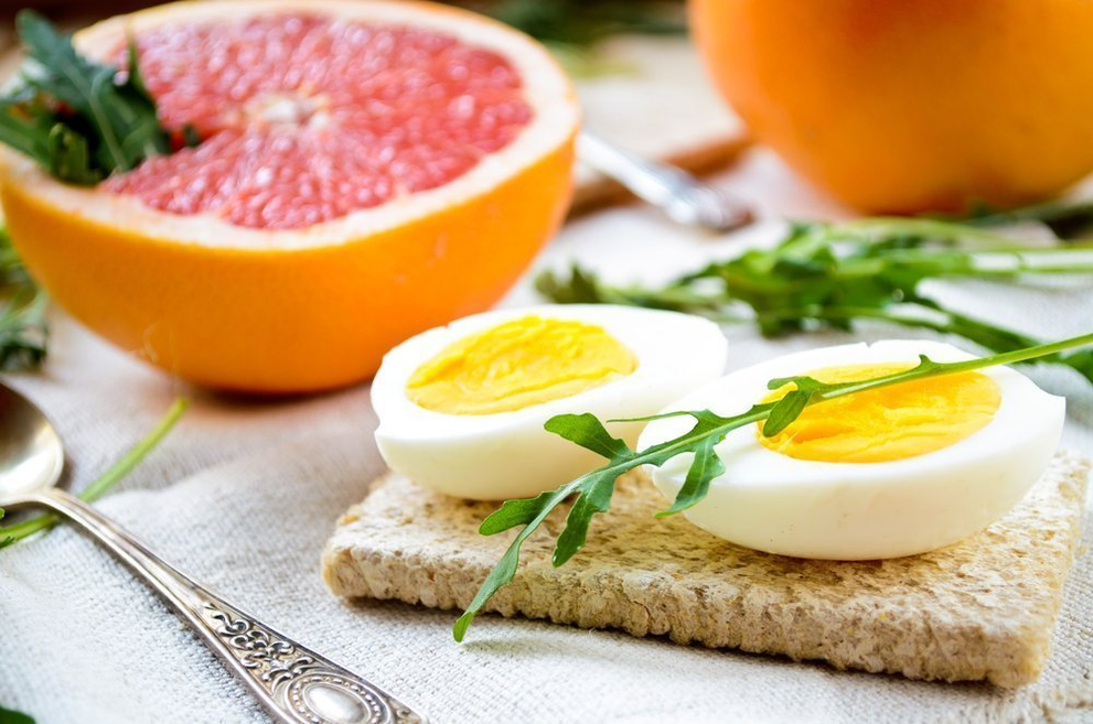 मैगी आहार के पहले हफ्तों के लिए एक कठोर उबला अंडा और आधा अंगूर मानक नाश्ता है।