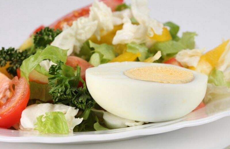 मैगी आहार मेनू में उबले अंडे के साथ ताजा सब्जी का सलाद
