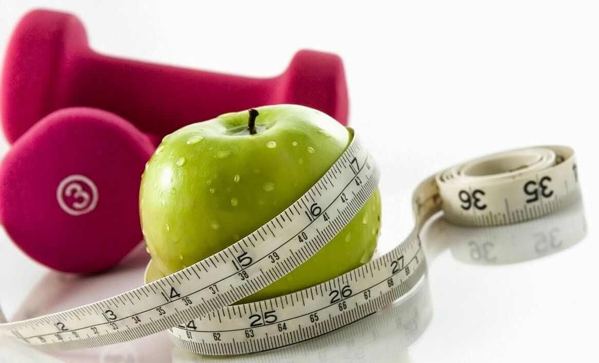 वजन घटाने के लिए सेब और डम्बल प्रति माह 10 किलो