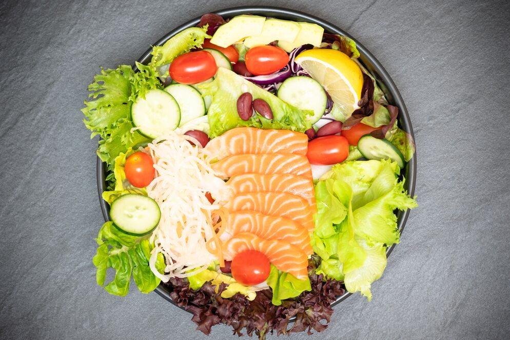 वजन घटाने के लिए उचित पोषण के मेनू में सैल्मन के साथ स्वादिष्ट सलाद
