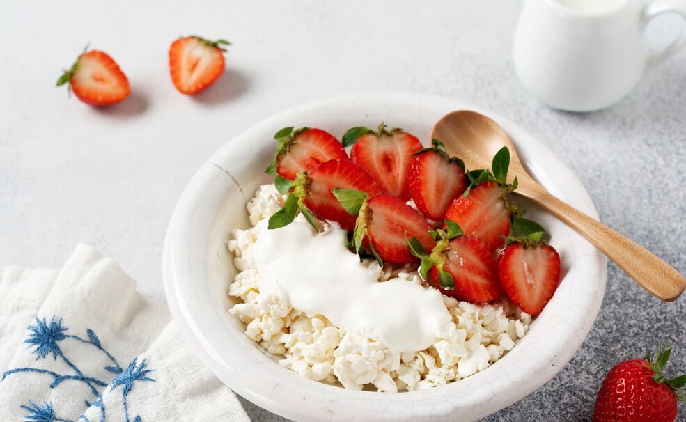 स्ट्रॉबेरी के साथ पनीर उन लोगों के लिए एक स्वस्थ नाश्ता है जो अपना वजन कम करना चाहते हैं